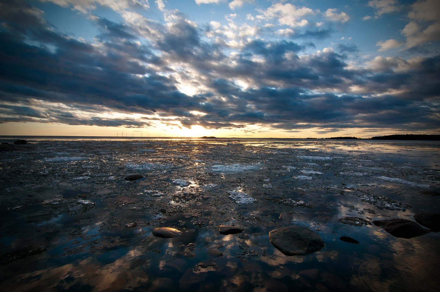 Main image Golden Hour on the Frozen Shore